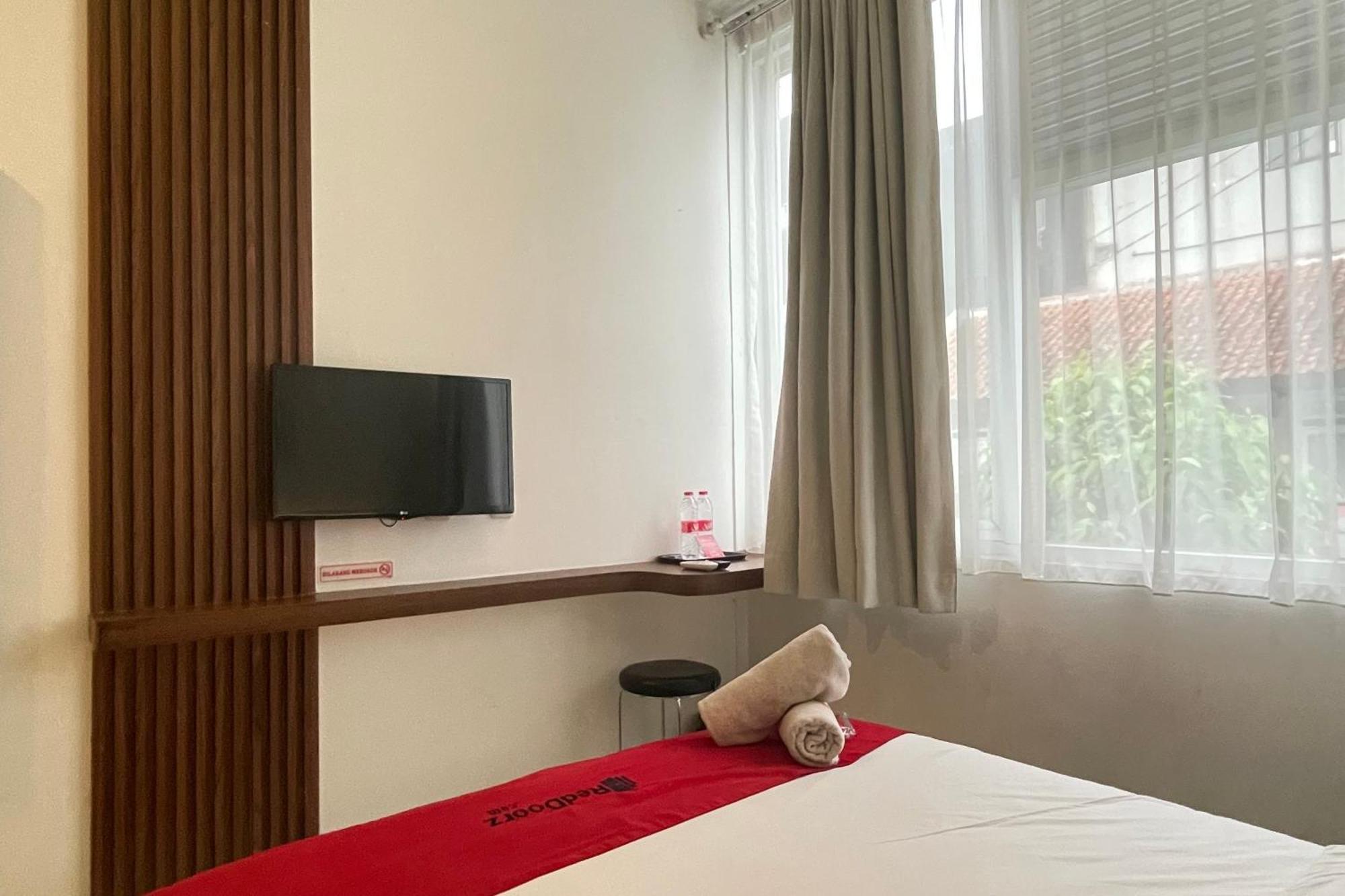 Reddoorz Plus Near Parahyangan University Bandung Exterior photo