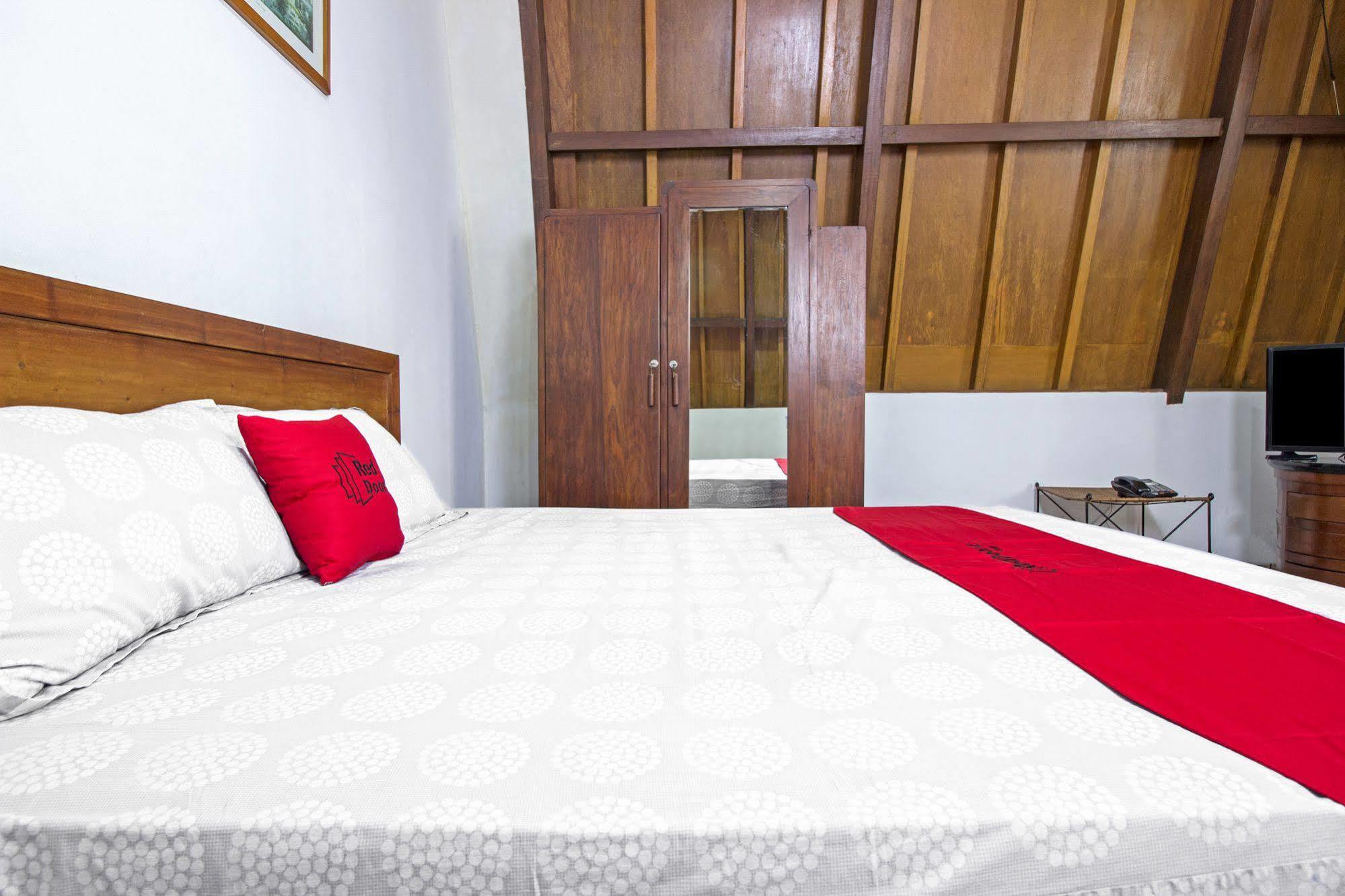 Reddoorz Plus Near Parahyangan University Bandung Exterior photo